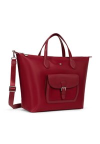 Grande borsa rossa con due manici corti, una tasca frontale con fibbia e una tracolla staccabile su uno sfondo bianco.