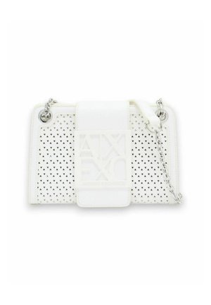 Bolso bandolera blanco con perforaciones triangulares, cadena plateada como correa y una gran placa con el logo central en la solapa frontal.