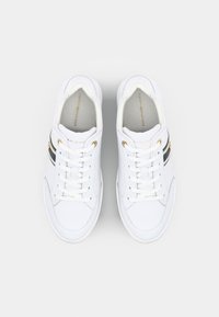 Sneakers bianchi in pelle con un design elegante, presentano dettagli in oro e una striscia nera. Chiusura con lacci e suole imbottite.