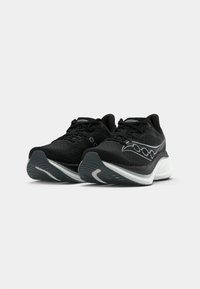 Une paire de chaussures de course noires avec des semelles intermédiaires blanches et des semelles extérieures texturées, montrant des vues de face et de côté sur un fond blanc sobre.