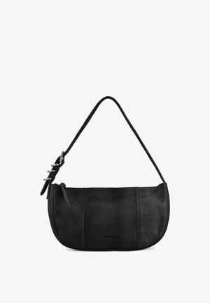 Bolso de mano de cuero negro con una silueta curva, que cuenta con un fondo plano, una correa ajustable y acentos de hardware en tono plateado.