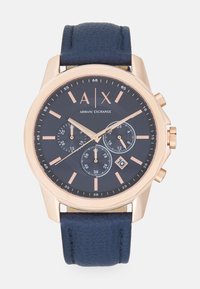 Orologio cronografo con cinturino in pelle blu navy, cassa in acciaio inossidabile rosa oro, quadrante blu scuro e dettagli argentati. Presenta tre sottodial e visualizzazione della data.