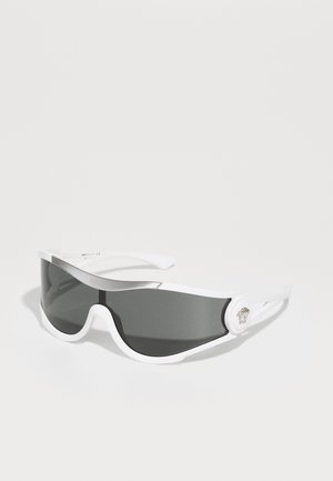 Óculos de sol brancos com um design curvado, lentes cinza-escuro e um detalhe metálico de lado. Textura suave, estilo desportivo.