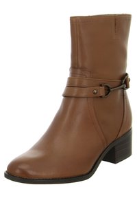 Bruine leren enkellaars met een gladde afwerking, ronde neus, gestapelde hak en een omslagriem met een metalen accent.