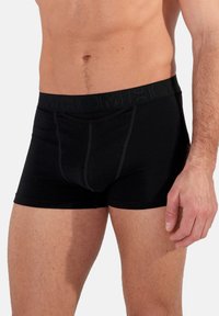 Boxer brief neri realizzati in tessuto morbido, con una cintura elastica spessa e logo in rilievo, tasca anteriore e cuciture piatte per il massimo comfort.