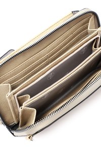 Beige un melna ādas maciņš ar rāvējslēdzēju, kurā ir vairāki kartes slots, nodalījumi un mīksta, teksturēta iekšējā oderējuma.