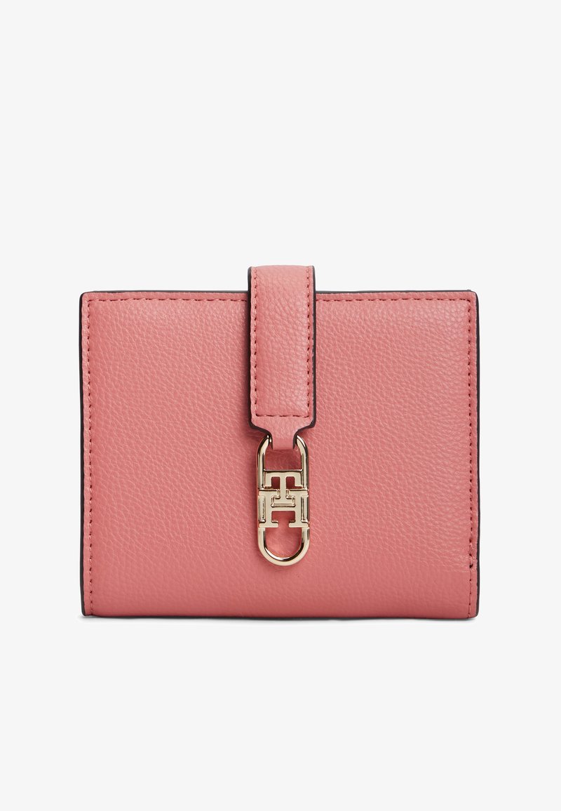 Portefeuille en cuir texturé rose avec une fermeture par sangle présentant une boucle métallique dorée au design entrelacé stylisé.