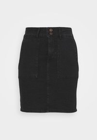 Zwarte spijkerrok met een getailleerd ontwerp, met twee voorzakken en twee bruine knopen bij de tailleband. Gladde stof en lengte tot de knie.