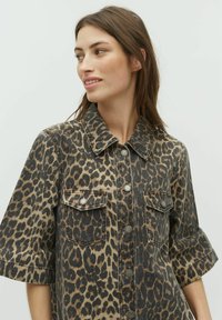 Tijgerprint spijkerjack, korte mouwen, twee borstzakken, zilveren drukknoopjes, neutrale tinten bruin en zwart, gestructureerde stof.