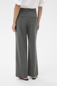 Pantalons larges gris à rayures avec taille haute, dotés de deux poches arrière et d'une texture de tissu lisse.