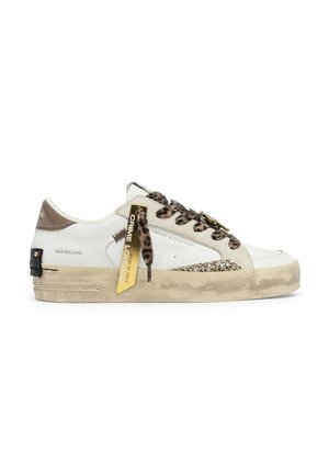 Sneaker bianca low-top con lacci con stampa leopardata, dettaglio glitter sulla suola, suola beige effetto usurato e etichette del marchio nere e gialle sul lato.