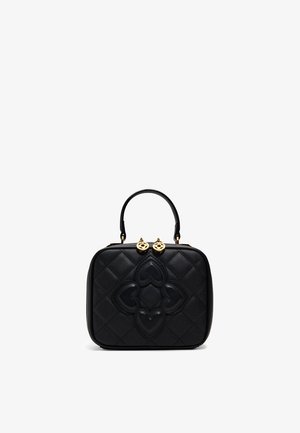 Bolso de cuero negro con patrón acolchado, herrajes dorados y un asa superior. Presenta un diseño en forma de corazón en la parte delantera. Forma compacta y estructurada.