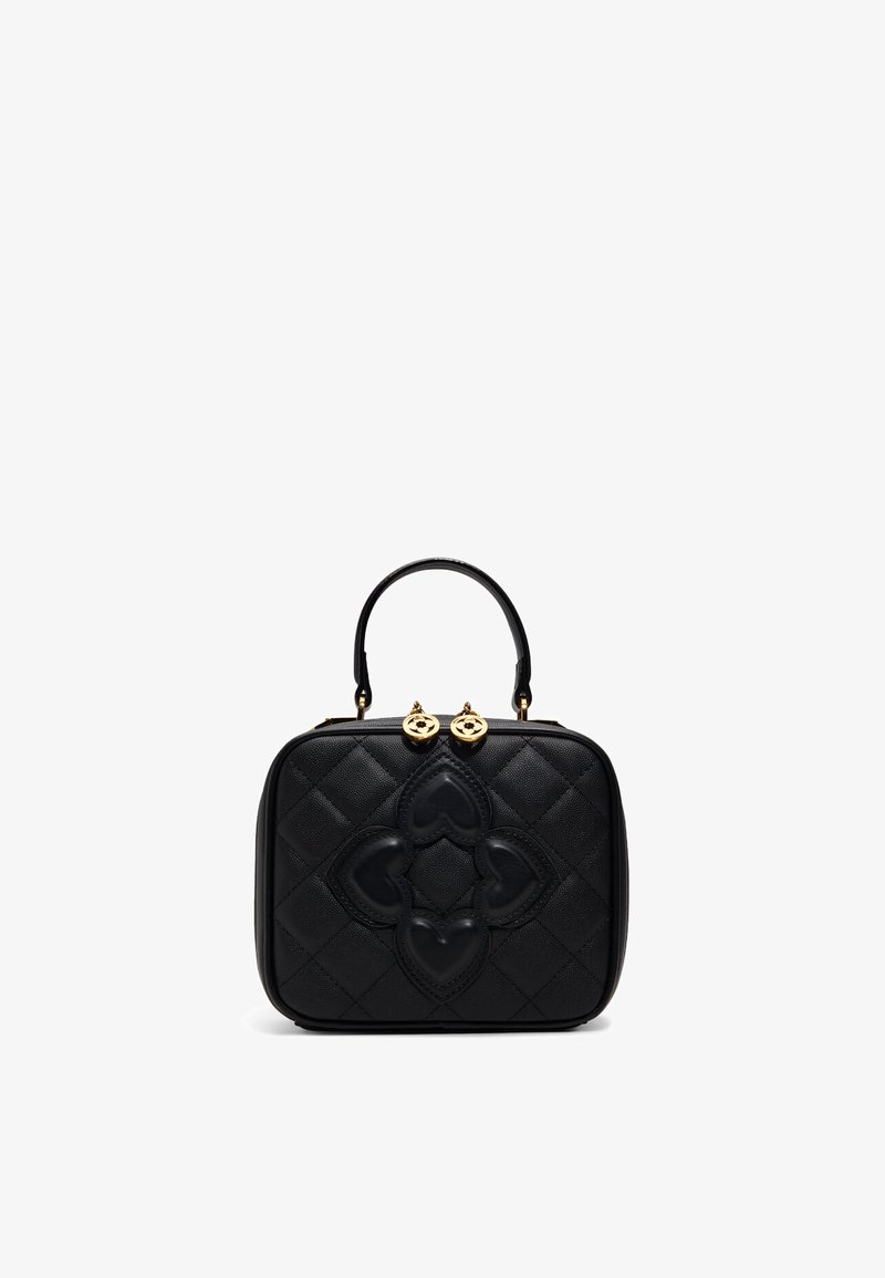 Svart läderväska med quiltat mönster, guldhardware och ett handtag upptill. Har en hjärtformad design på framsidan. Kompakt och strukturerad form.
