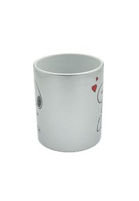 Silberner zylindrischer Becher mit matter Oberfläche, verziert mit cartoonhaften Tiermotiven und roten Herzen, glatte Textur und abgerundete Kanten.