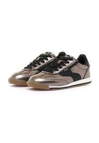 Zapatillas metálicas bronce con acentos negros, con un upper suave, suela texturizada y cordones negros. Logo distintivo en la lengüeta.