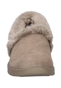 Tan slipper met een zachte, plush bontvoering. Heeft een ronde neus en een flexibele rubberen zool. Materiaal is een gestructureerd suede.