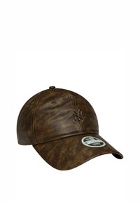 Cappellino in pelle marrone con finitura usurata, visiera curvata, logo ricamato in 3D davanti e strap regolabile sul retro.