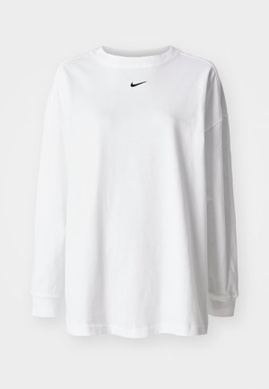 Tricou alb cu mâneci lungi, fabricat din bumbac, având un guler rotund și un mic logo Nike negru pe piept. Design simplu, croi lejer.