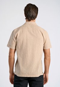 Korte mouwen overhemd met knopen in lichtbeige geweven stof met een gestructureerde uitstraling, voorzien van een standaard kraag en een rechte zoom.