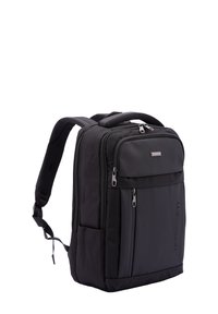 Zwarte rugzak gemaakt van duurzaam stof, met twee ritscompartimenten, gewatteerde schouderbanden en een handvat bovenop voor gemakkelijk dragen.