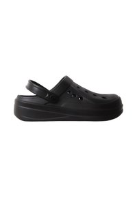 Sabot noir à enfiler avec des trous de ventilation et une bride de talon réglable, présenté de profil sur fond blanc.