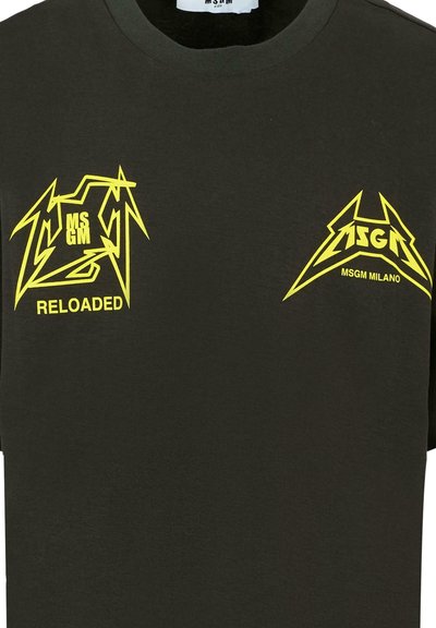 Czarna bawełniana koszulka z krótkim rękawem, ozdobiona wyrazistymi żółtymi grafikami z napisem 'MSGM' oraz 'RELOADED'.