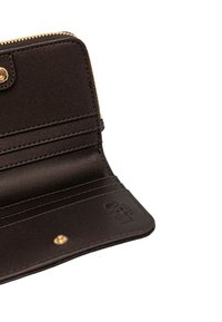 Portafoglio in pelle nera con chiusura a zip dorata, dotato di molteplici scomparti per carte e una texture liscia. All'interno è presente il logo del marchio.