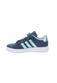 Scarpa da ginnastica blu con una tomaia sintetica liscia, tre strisce iridescenti, una cintura in Velcro e una suola in gomma bianca.