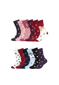 Zestaw dwunastu skarpet w różnych kolorach, z wzorami takimi jak pingwiny, flamingi i bałwany, z prążkowanymi mankietami i różnorodnymi teksturami.