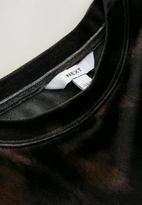 REGULAR FIT - SHORT SLEEVE CREW NECK - Lihtne T-särk - chocolate brown animal