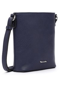 Borsa a tracolla in pelle blu navy con superficie texturizzata, caratterizzata da una forma rettangolare slim e una tracolla removibile con dettagli in argento.