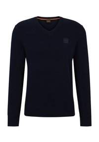 Tmavě modrý svetr s výstřihem do V vyrobený z měkké látky, s dlouhými rukávy, žebrovanými manžetami a malým reliéfním logem na prsou.