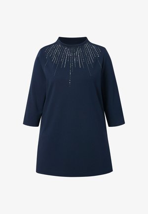 Marineblauwe tuniek met driekwartmouwen, voorzien van een strassversiering in een watervalpatroon rond de kraag. Zacht stof.