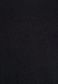 Melns adīts audums ar gludu, vienmērīgu faktūru, raksts ir konsekvents, virsmai ir viegls spīdums.