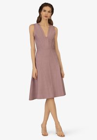 Mauve A-Linien-Kleid mit tiefem V-Ausschnitt, figurbetontem Oberteil und strukturierten Nähten. Hergestellt aus strukturiertem Stoff, knielang mit schwingendem Rock.