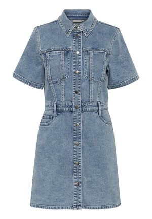 Denim skjortekjole i lyseblå, korte ærmer, krave-udskæring, frontlukning med knapper, to brystlommer, tætsiddende talje med bælte, glat tekstur.
