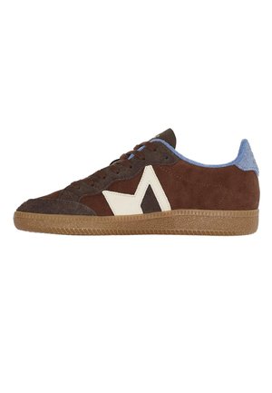 Sneaker in pelle scamosciata marrone con suola in gomma, emblema a stella bianca, fodera in tessuto blu e lacci marroni, mostrato dal lato esterno.