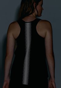 Abito nero senza maniche con una striscia verticale riflettente di punti bianchi lungo la schiena, tessuto liscio e design semplice a taglio dritto.