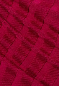 Fuchsia textiel met een gestructureerd patroon van verhoogde, afwisselende ribbels en dalen. Het materiaal lijkt gebreid met een gladde afwerking.
