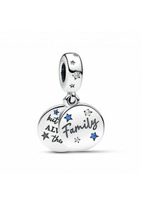 Charm in argento sterling con due pendenti circolari. Uno presenta la scritta "Famiglia" in corsivo, mentre l'altro reca "ma sempre presente." Pietre blu e trasparenti ornano delle stelle.