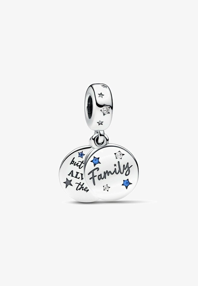 Charm in argento sterling con due pendenti circolari. Uno presenta la scritta "Famiglia" in corsivo, mentre l'altro reca "ma sempre presente." Pietre blu e trasparenti ornano delle stelle.