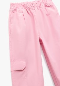 Pantalones cargo rosas hechos de un tejido ligero. Cuentan con una cinturilla elástica, bolsillos laterales y un bolsillo cargo en el muslo izquierdo.