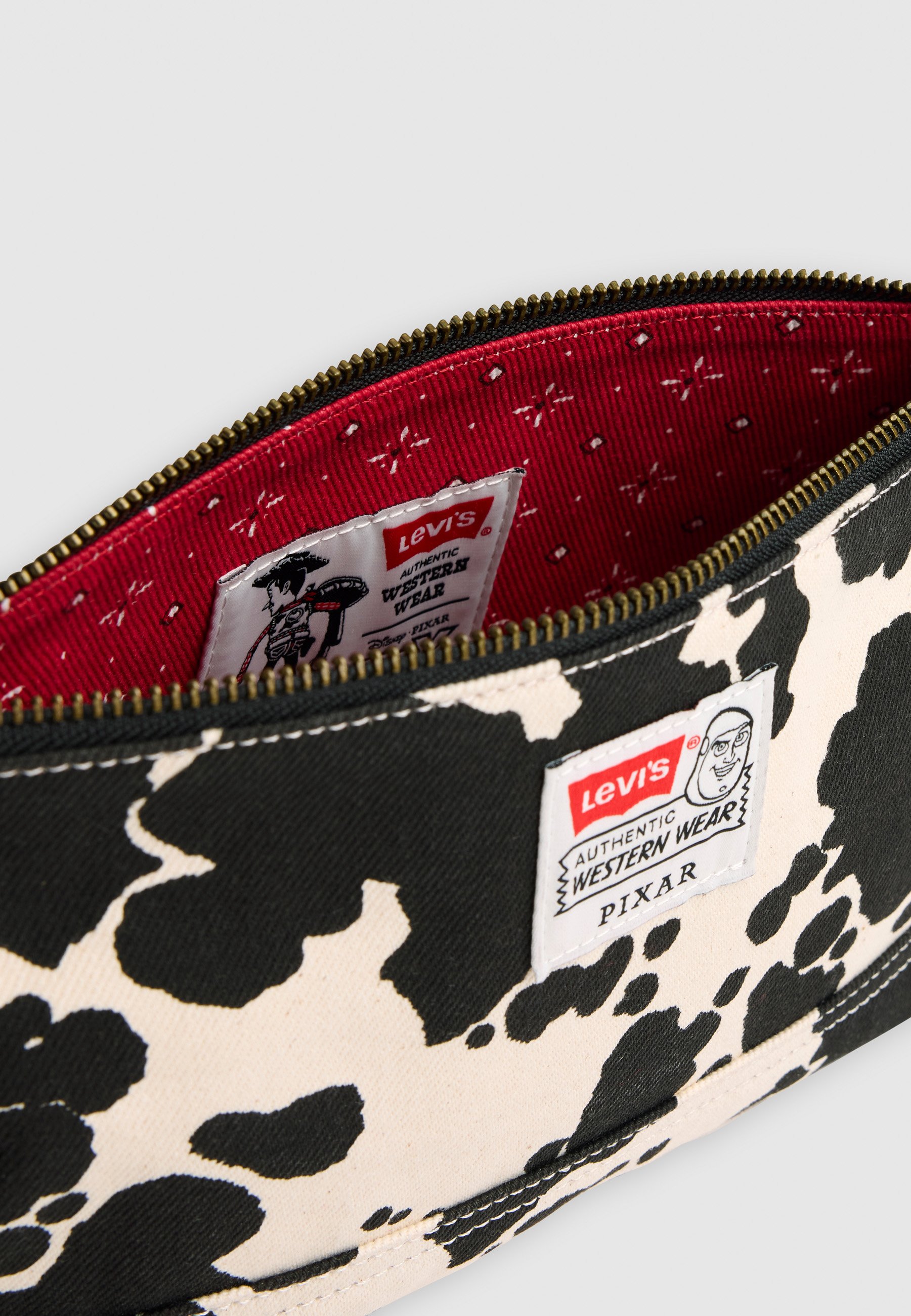 Levi's® TOY STORY COW POUCH - Wash bag - black/white/white