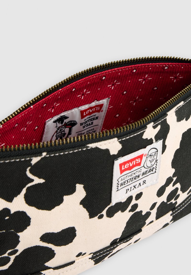 Sorte og hvide køer printet pung med Levi's Authentic Western Wear Pixar label og rød inderslæb med trykt Disney Pixar Woody mærke.