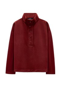 Czerwony sweter z wysokim kołnierzem, z półguzikowym zapięciem, długimi rękawami i gładką, miękką fakturą. Prosty design, bez wzorów.