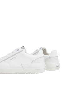 Zapatillas blancas hechas de material sintético suave, con una parte trasera texturizada, acentos en tonalidades y una suela elevada; con el logo de "Pepe Jeans".