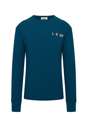 T-shirt en coton bleu à manches longues avec texture côtelée, présentant un design de poche surdimensionnée et brodé "LGYC" en orange. Encolure ronde simple.