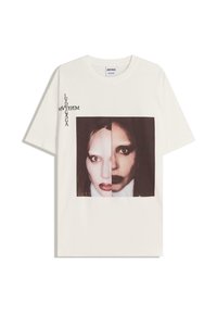 Krémové bavlnené tričko so siluetou dvoch tvárí. Text znie "LADY GAGA" a "MYTHEM," s gotickými akcentmi po celom dizajne.