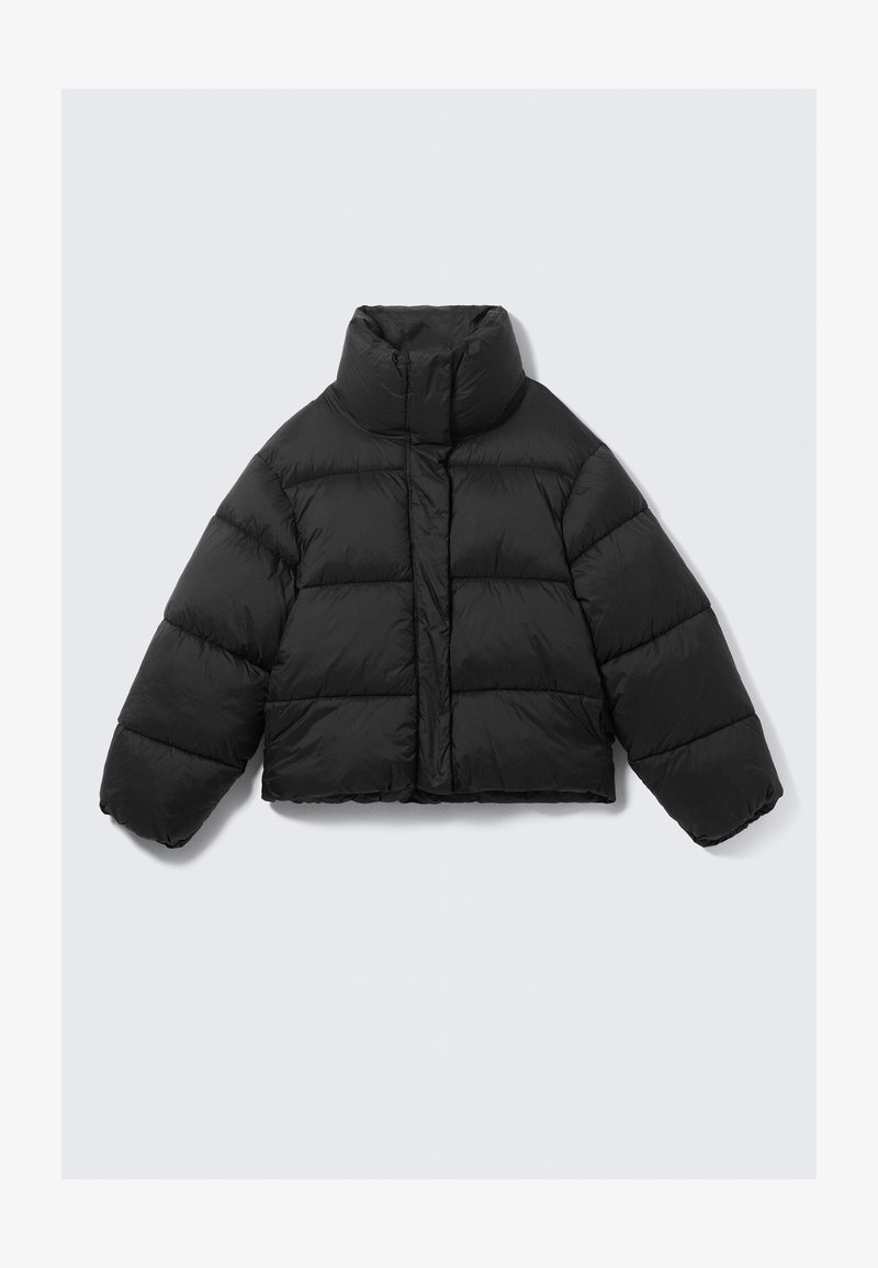 Blouson court en duvet noir avec un col montant, comportant des sections matelassées horizontales et des manches larges pour une isolation et une chaleur accrues.