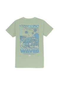 T-shirt in cotone verde con una grafica blu che presenta onde, palme e la parola "WAVES" in grassetto. Design a maniche corte e collo rotondo.